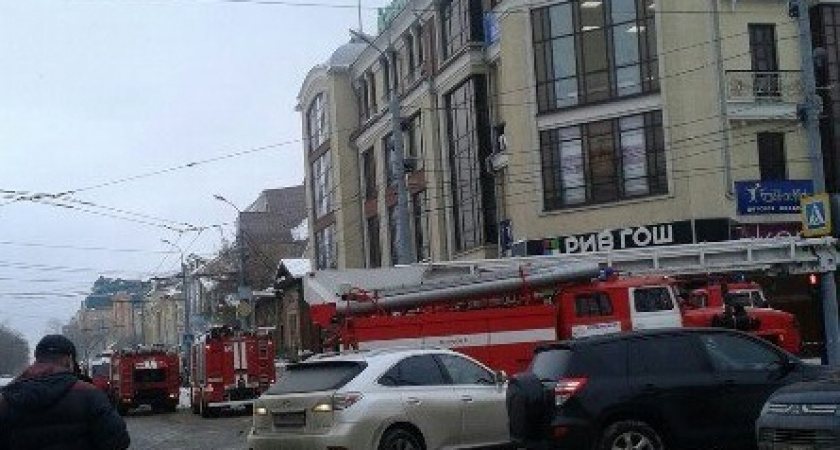 В Оренбурге потушен пожар в ТД "Успех"