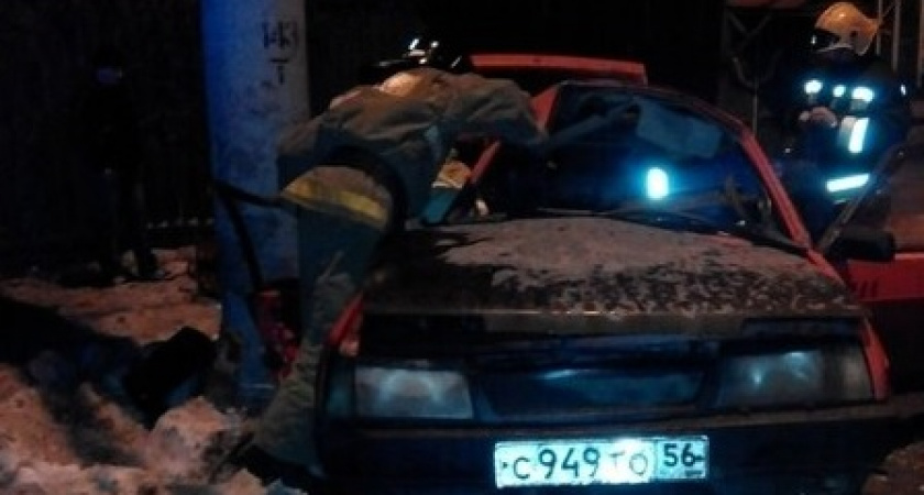ДТП в Оренбурге: на ул. Комсомольской водитель врезался в столб