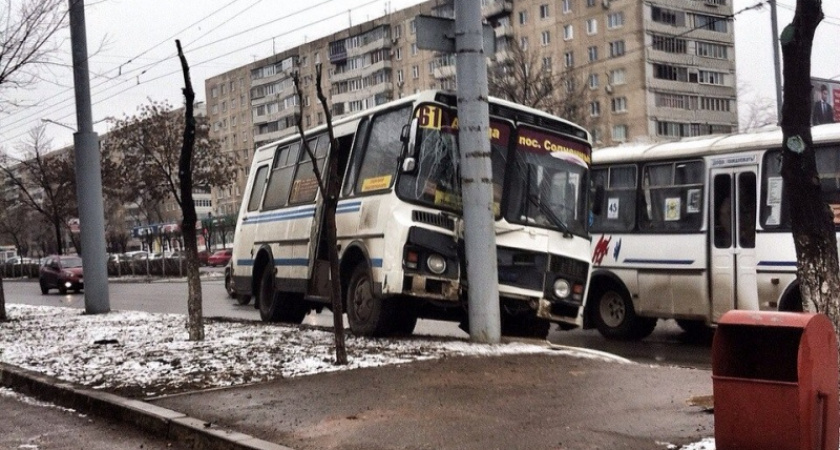 В Оренбурге на ул. Чкалова автобус врезался в столб