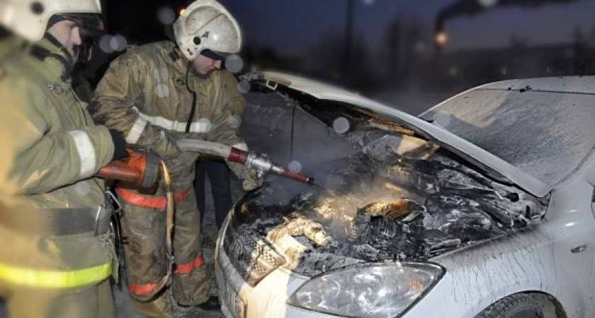 Шестеро пожарных тушили горящий автомобиль на ул. Новой в Оренбурге