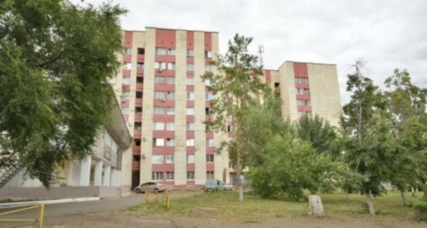 В Оренбурге мужчина скончался, выпав из окна общежития