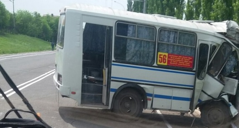 В Ростошах автобус врезался в столб, пострадали четыре пассажира и водитель