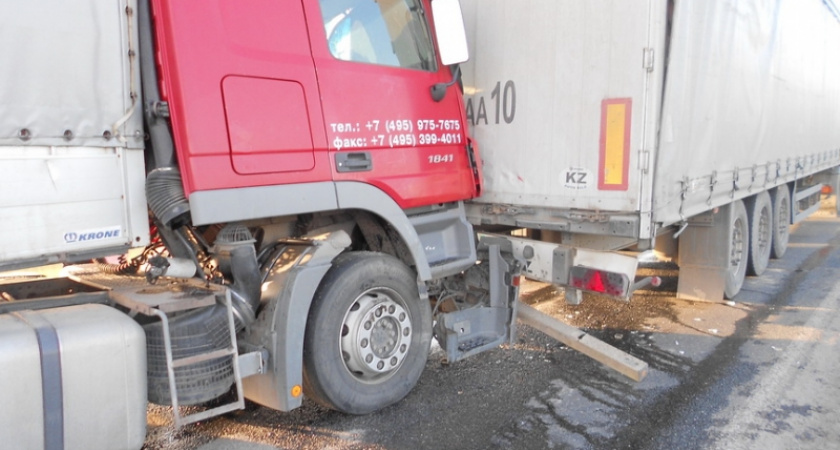 Видеозапись ДТП с участием четырех грузовиков, произошедшего в Оренбуржье
