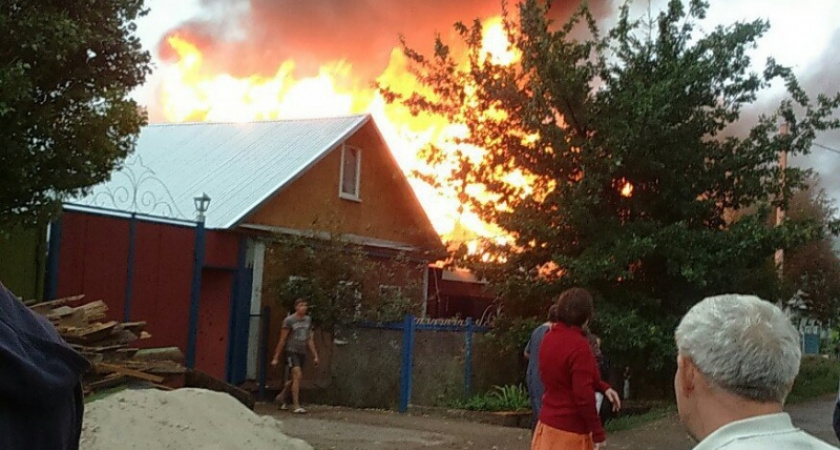 В Оренбурге произошел серьезный пожар в жилом доме на улице Мичурина