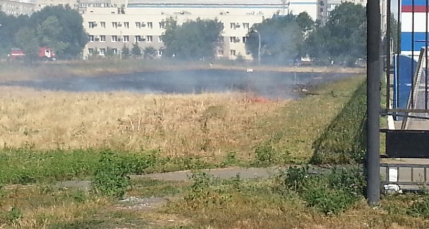 В Оренбурге горел пустырь в районе Центра дзюдо