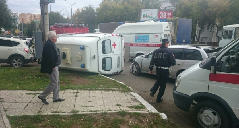В Оренбурге на перекрестке улиц Чичерина и Ленинской перевернулся автомобиль скорой помощи