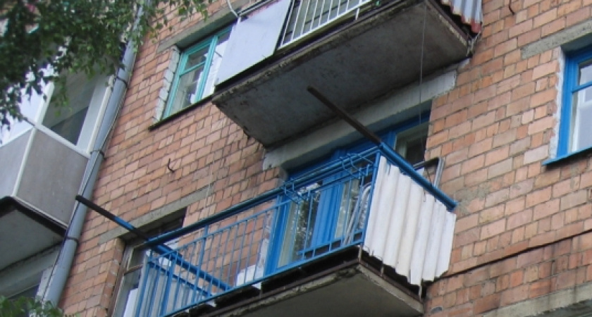 Житель Медногорска упал с четвертого этажа и погиб, пытаясь помочь соседу