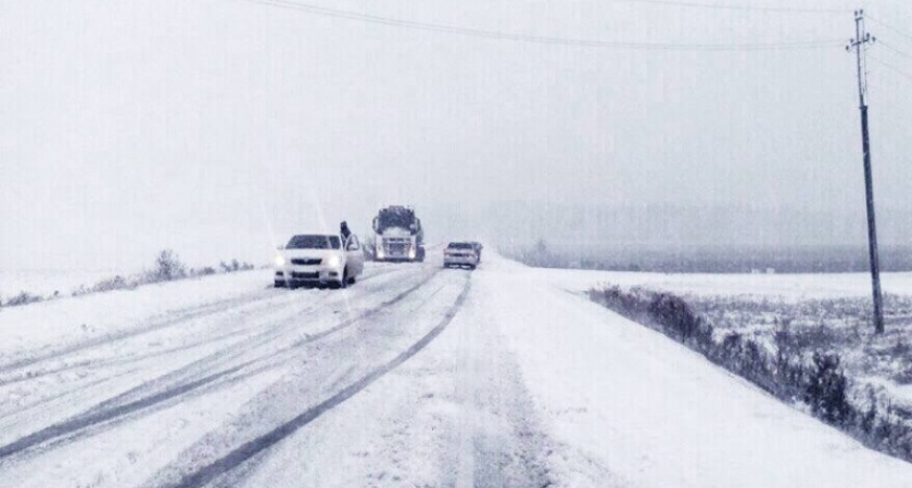 Из-за снегопада затруднено движение на дорогах севера Оренбуржья
