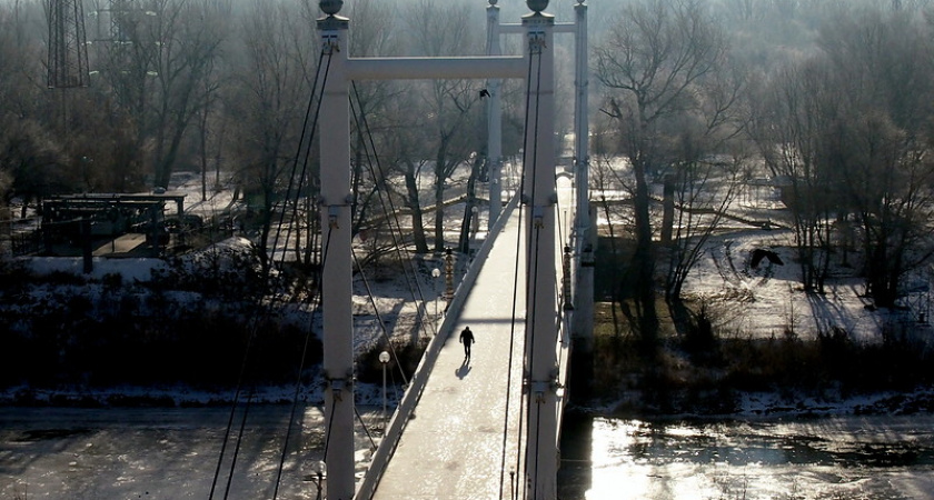 Фото дня: в одиночестве на мосту