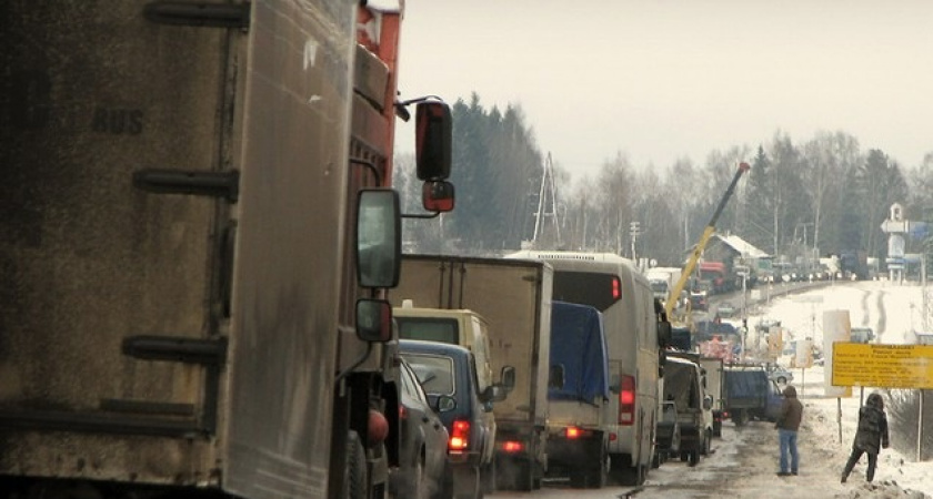 В Оренбургской области на трассе М-5 "Урал" из-за ДТП и гололеда встали около 70 машин