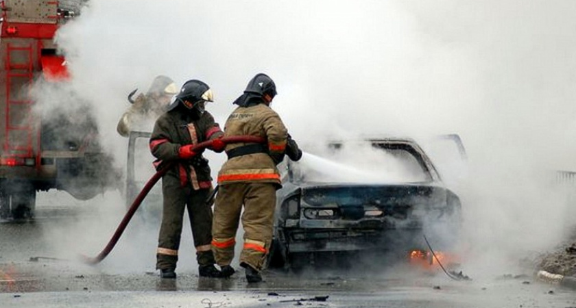 В Оренбурге сгорел автомобиль Nissan Extrail