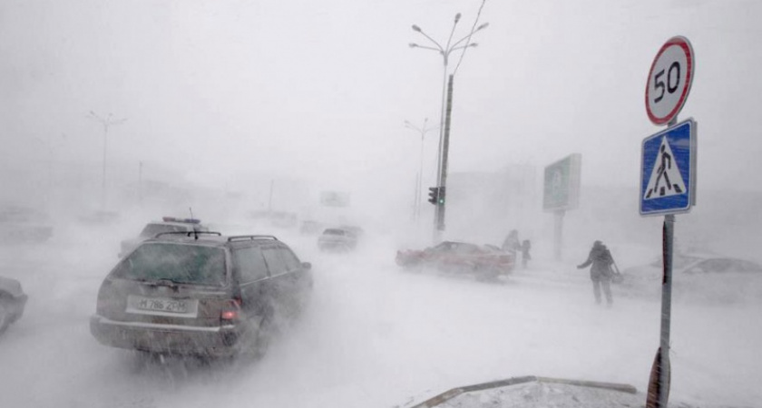 Сегодня в Оренбуржье усиление ветра до 20 м/с, на дорогах снежные заносы