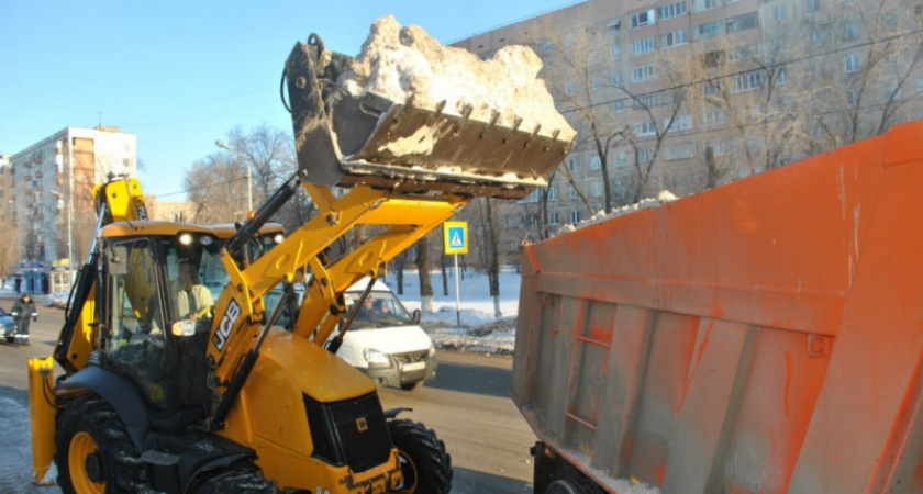 В Оренбурге уборочная техника приступила к расчистке дорог