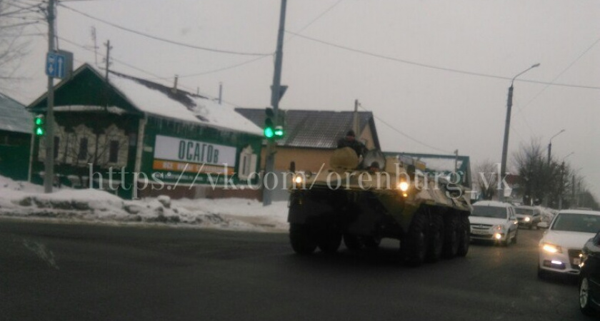 По улицам Оренбурга ездит армейский вездеход