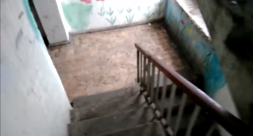 В Новотроицке подъезд 9-этажного дома превратили в общественный туалет. Видео