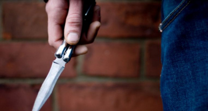Жизнь или телефон. В Оренбурге мужчина с ножом напал на детей