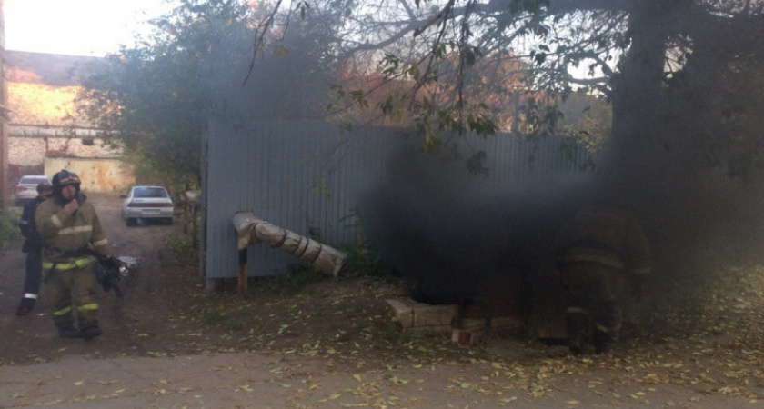 Дым столбом. Пожарные Оренбурга потушили возгорание в подвале