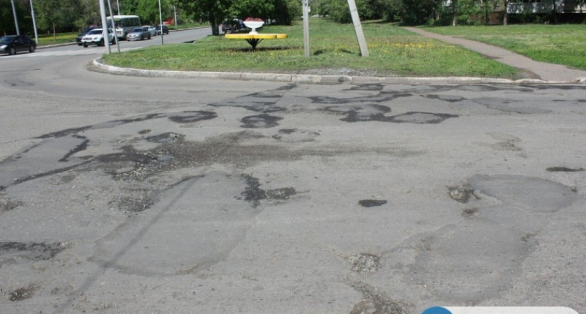От слова "ямы". На улице Родимцева в Оренбурге вскоре после ремонта дороги появились дефекты