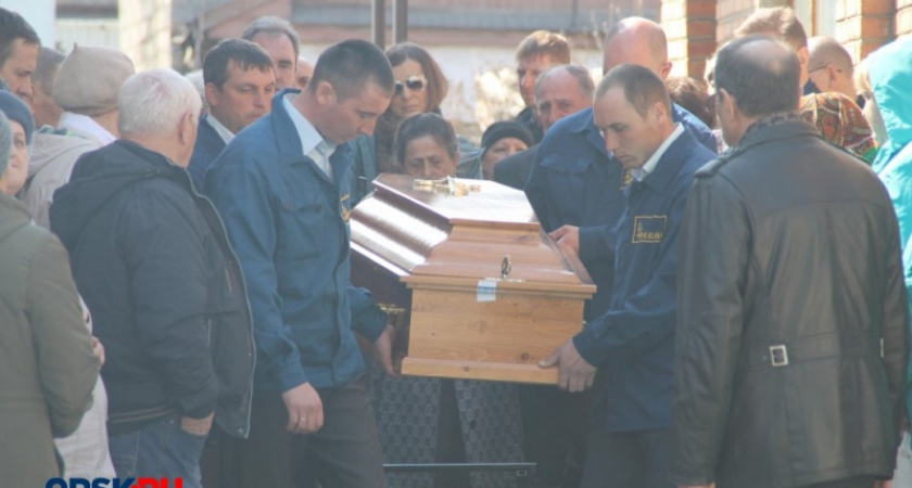 В последний путь. В Орске состоялись похороны погибшей в крушении АН-148
