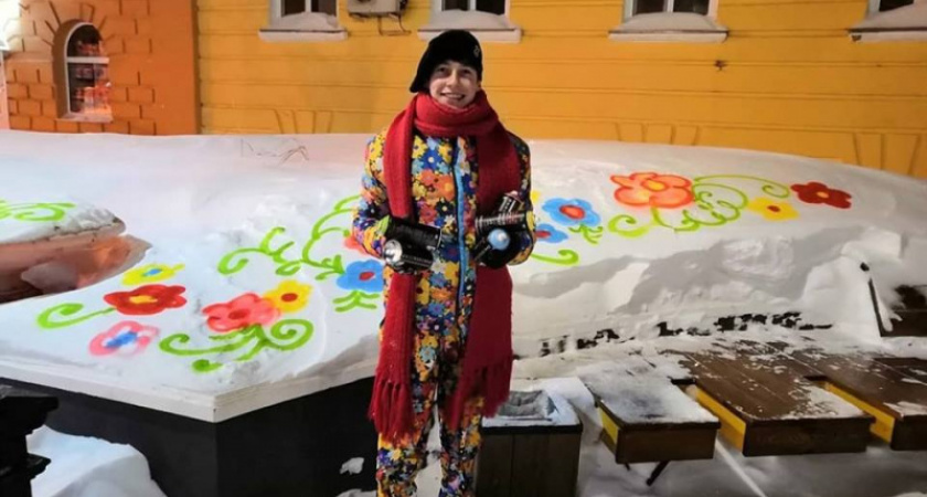 И снег зацвел! Алекс Долль раскрасил сугробы в центре Оренбурга