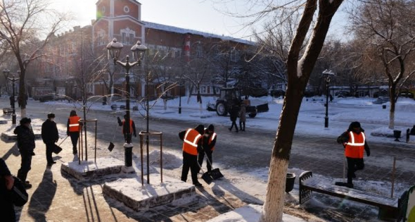 Оренбургским коммунальщикам помогают убирать снег заключенны