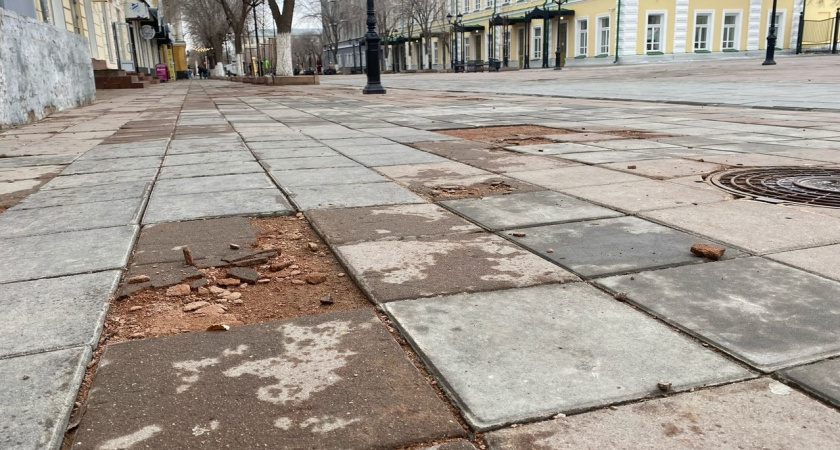 В Оренбурге на ул. Советской вновь крошится тротуарная плитка
