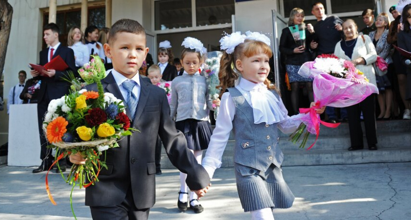 В оренбургских школах пройдут линейки для первоклассников и выпускников