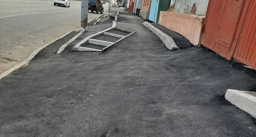 Сделанные под уклоном тротуары на Туркестанской всё-таки исправят после обзора Ильи Варламова