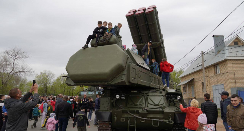 На проспекте Победы работает выставка военной техники