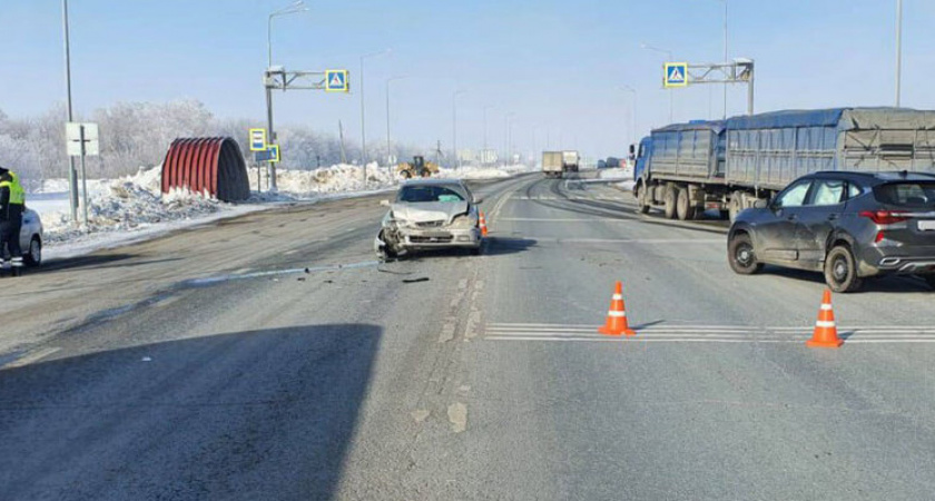 На трассе Самара-Оренбург лоб в лоб столкнулись две иномарки