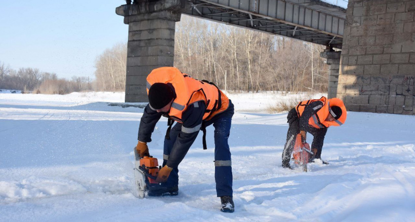 На Сакмаре у Оренбурга начали пилить лед