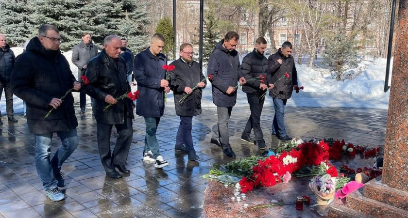 Оренбургские депутаты возложили цветы в память о погибших в «Крокусе»