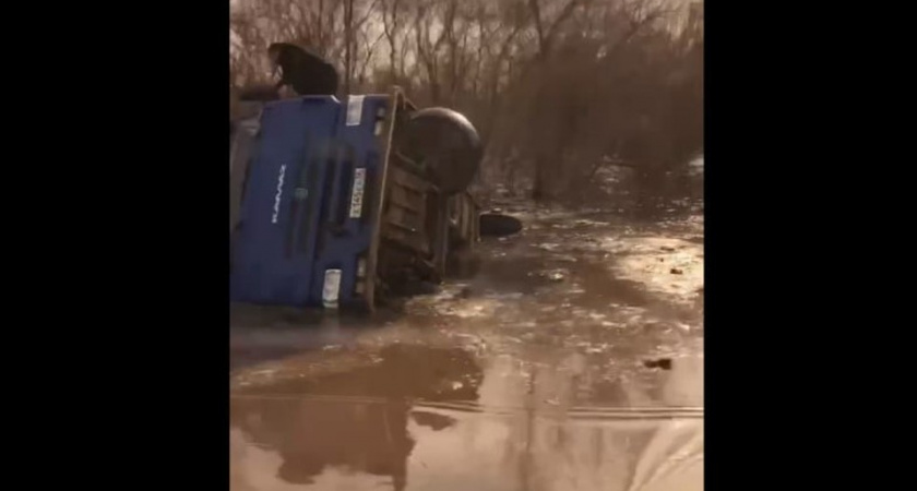 В Оренбурге грузовик съехал с трассы и утонул из-за разлива Урала