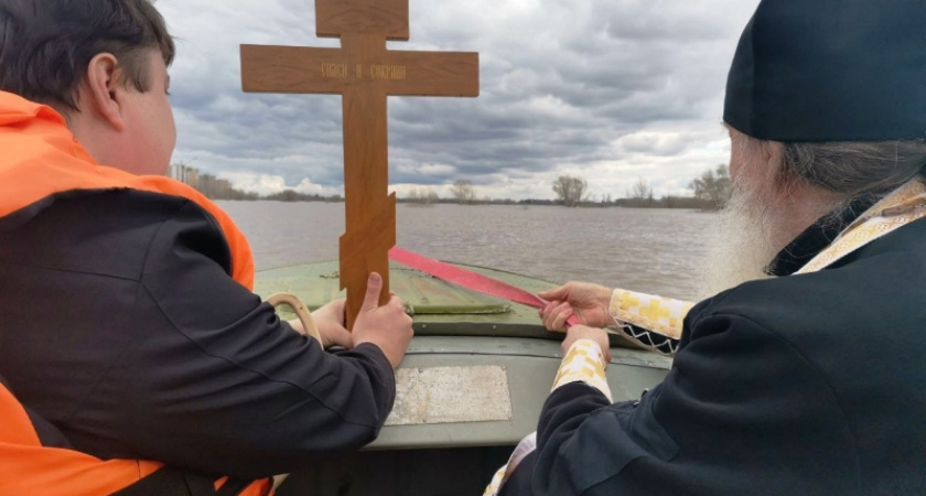 Митрополит Пётр провел молебен на реке Урал для остановки наводнения