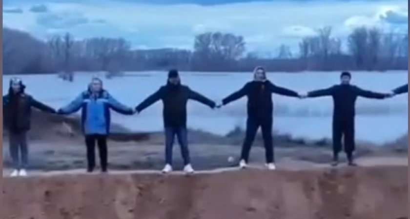 Жителям Оренбурга грозит штраф за самовольную постройку дамбы во время паводка