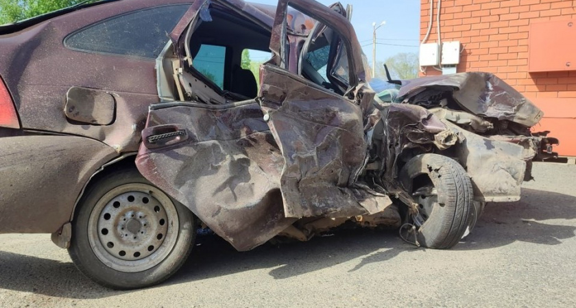 В аварии под Оренбургом пострадали два человека