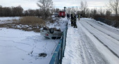 В Оренбуржье автомобиль съехал с моста и упал в реку