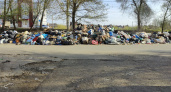 Жители Южного микрорайона Оренбурга жалуются на метровые кучи мусора