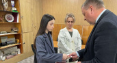 В Домбаровском районе Оренбуржья вручили орден Мужества жене бойца СВО