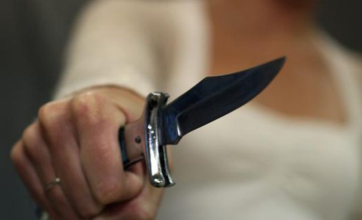 В Оренбурге дочь чиновника, подозреваемого в коррупции, ударила полицейского ножом в шею