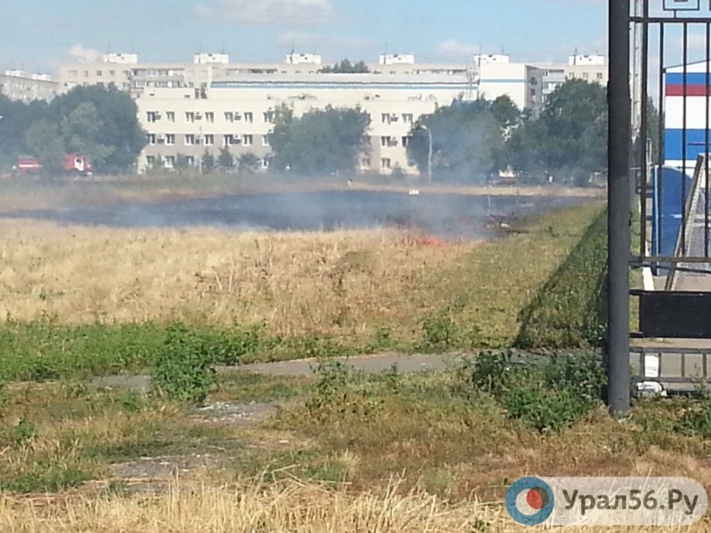 В Оренбурге горел пустырь в районе Центра дзюдо
