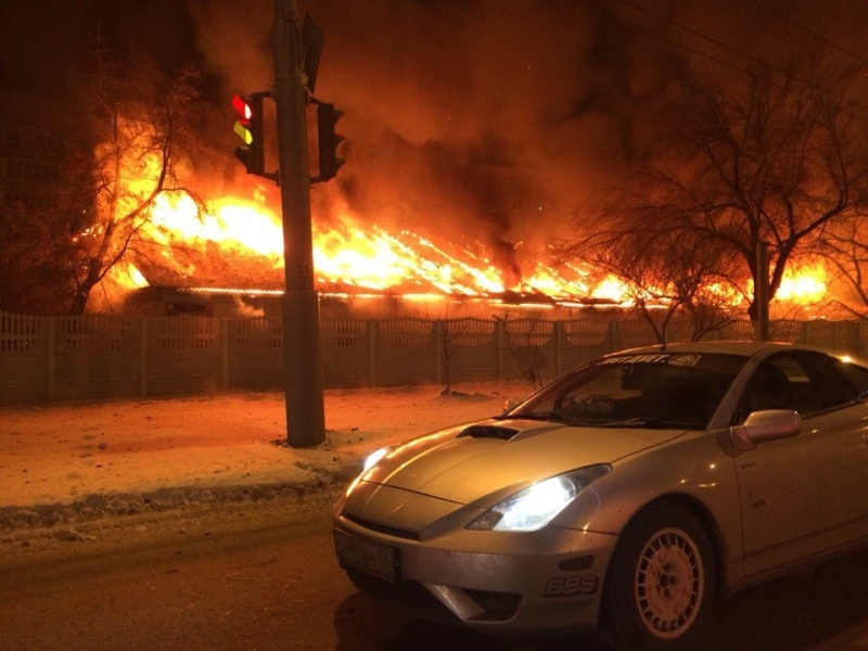 В Оренбурге в новогоднюю ночь произошел крупный пожар