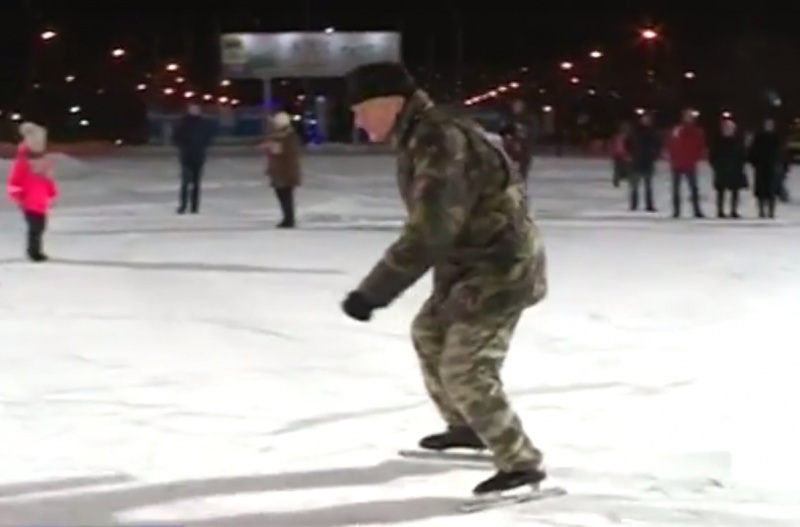 Очарованные льдом. Вечер на коньках объединил сотни горожан — ГТРК Оренбург