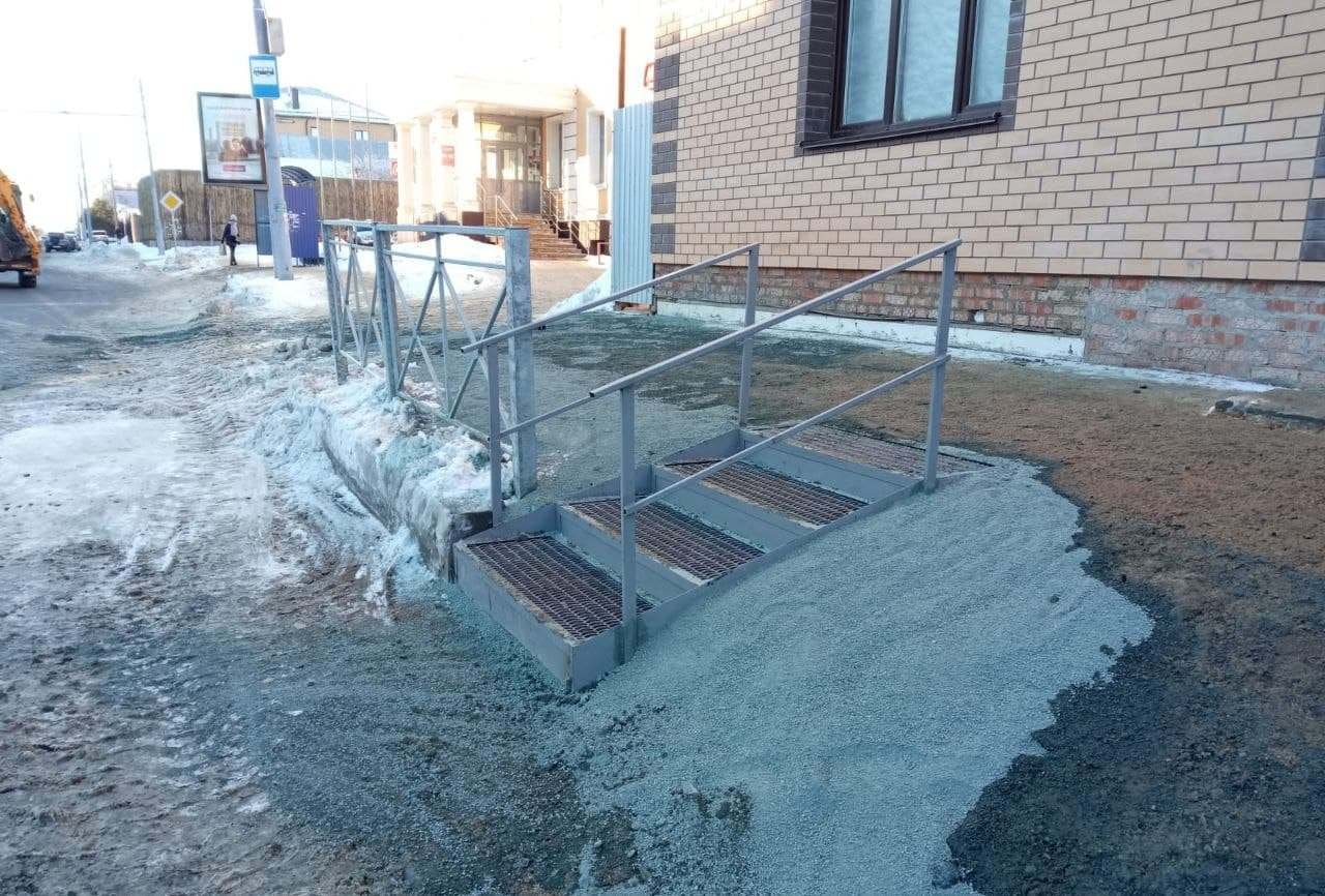 В Оренурге на Туркестанской на тротуарах с сильным уклоном установили лестницу