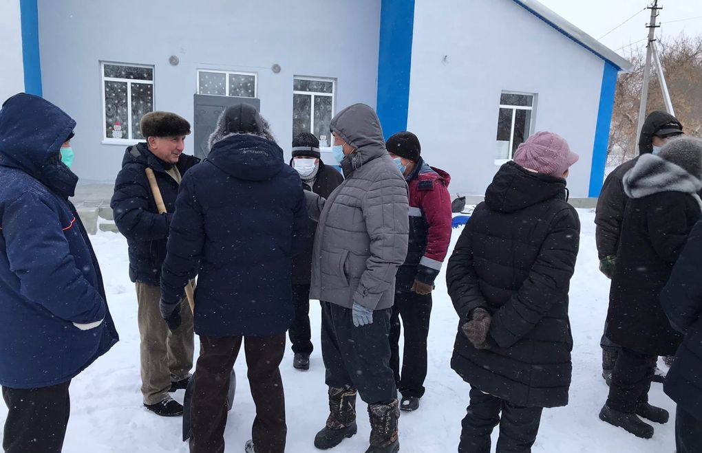 Под видом уборки снега жители посёлка Ащебутак вышли на протест из-за карьера