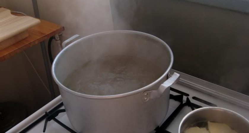 В Абдулинском районе женщина вылила на свою мать кастрюлю кипятка