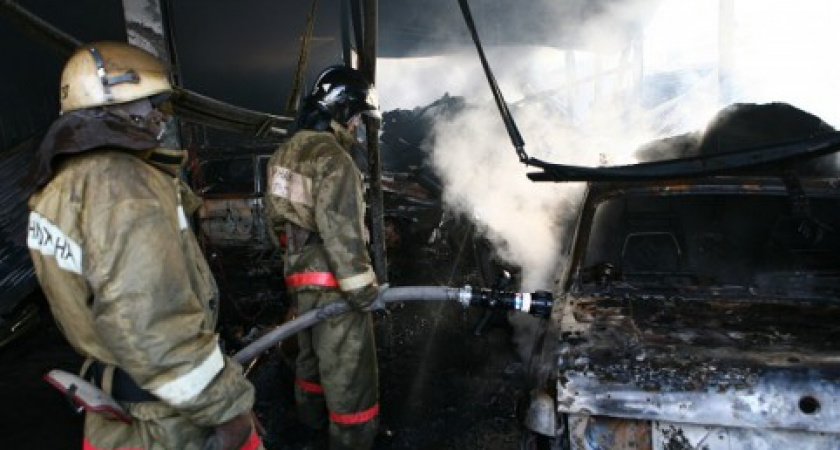 В Оренбурге на ул. Чкалова девять пожарных тушили горящий автомобиль