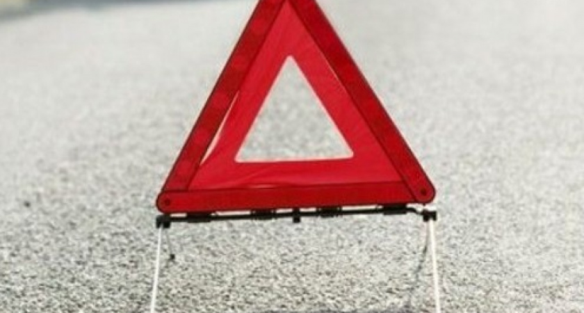 ДТП в Оренбурге: "Опель" врезался в дерево