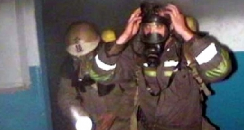 В Оренбурге пожарные МЧС спасли из горящей квартиры 5 человек