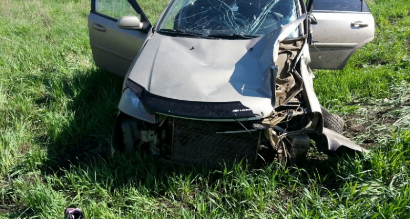 По Оренбургом "Шевроле" врезался в остановку, где находились люди